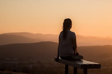 meditation sur la colline